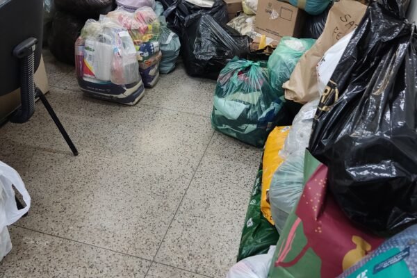 Correios suspende temporariamente envio de roupas para o RS; veja o que doar