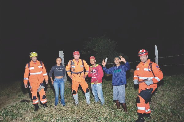 Corpo de Bombeiros de Barbacena resgatam 3 pessoas perdidas em uma Mata em Santa Rita do Ibitipoca