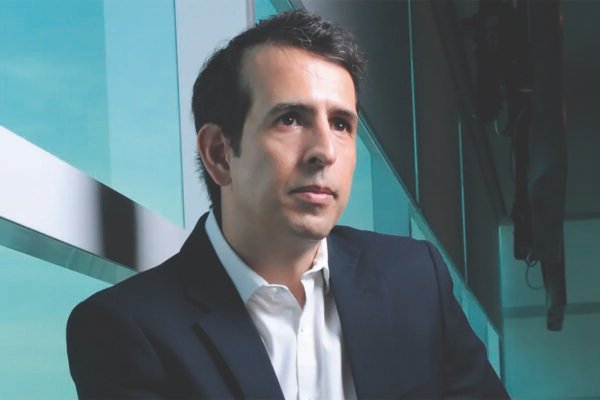 Gerdau entre dois mundos: cresce com ‘tarifaço’, mas demite no Brasil devido ao aço chinês